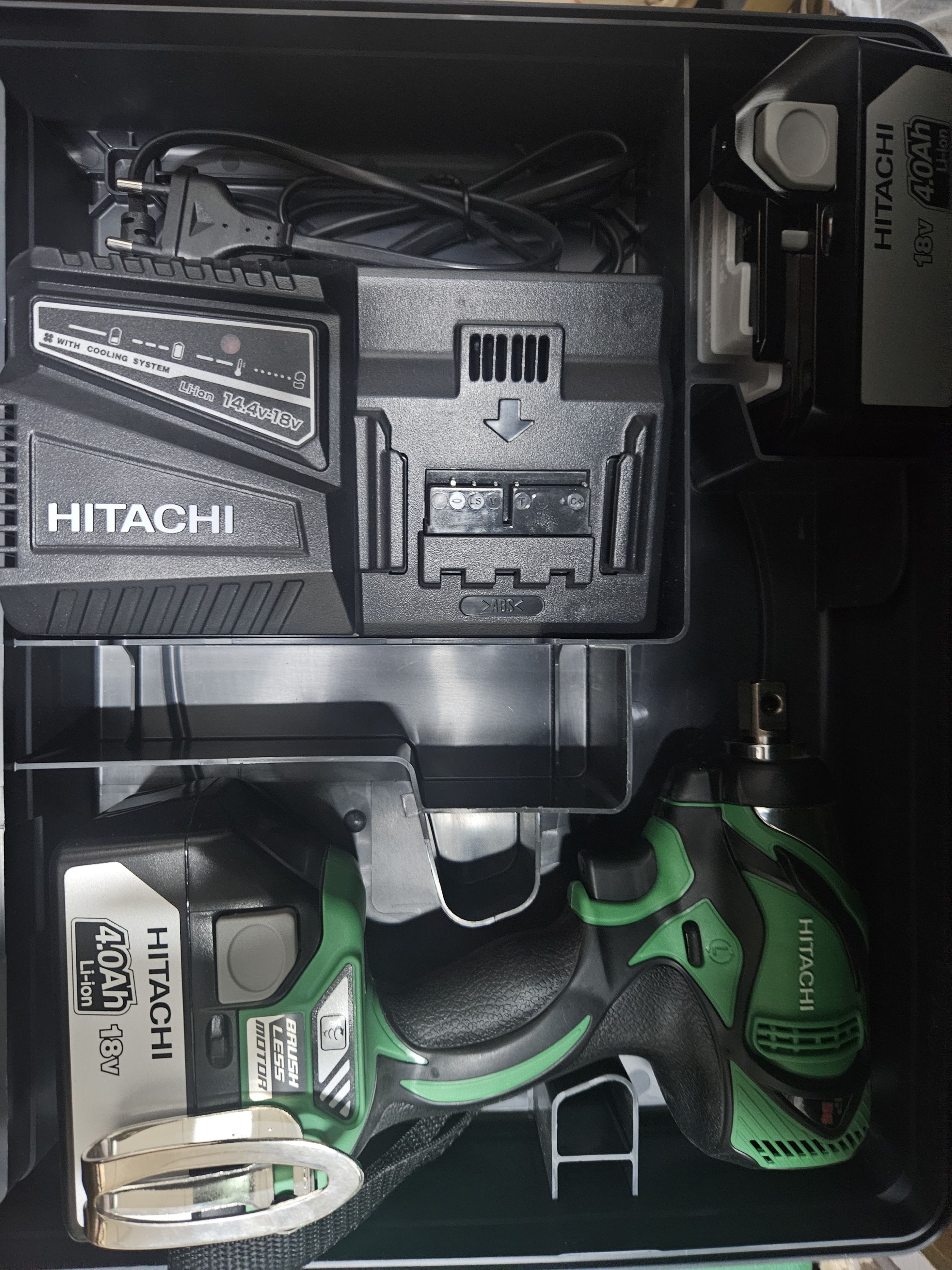 HITACHI Akkumlátoros ütvecsavarozó 18V 1/2" , 2db 4Ah akku , töltő termék fő termékképe