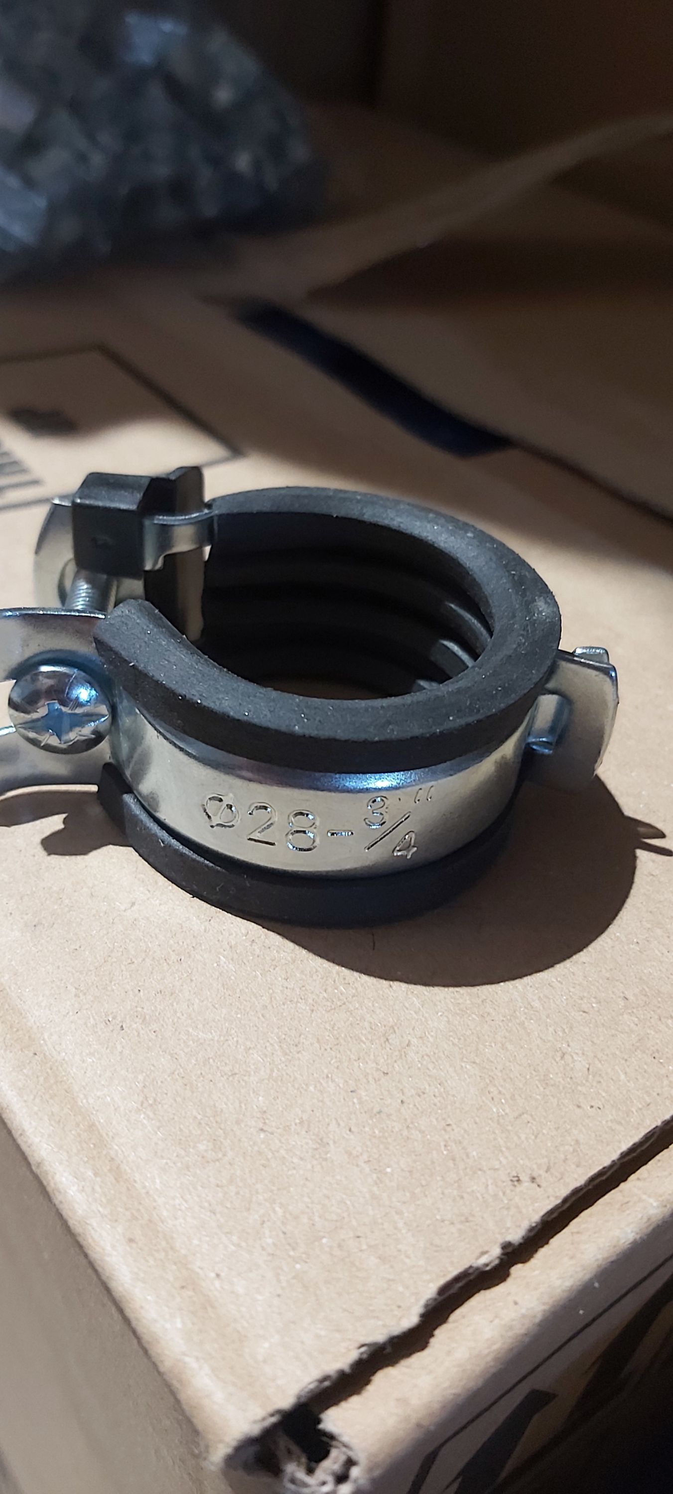 Gumis csőbilincs horganyzott 26-28 mm-ig,egy csavaros 3/4" termék fő termékképe