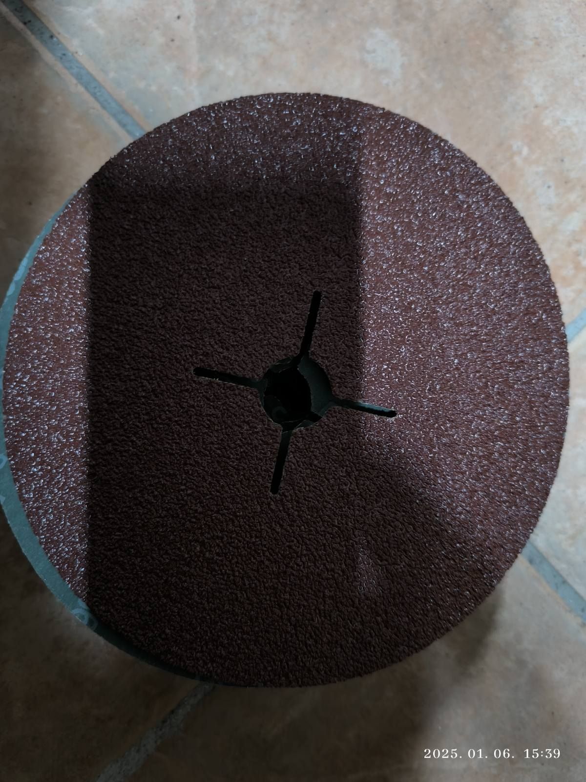 TIROLIT Tyrolit Fibertárcsa 180mm P36 termék fő termékképe